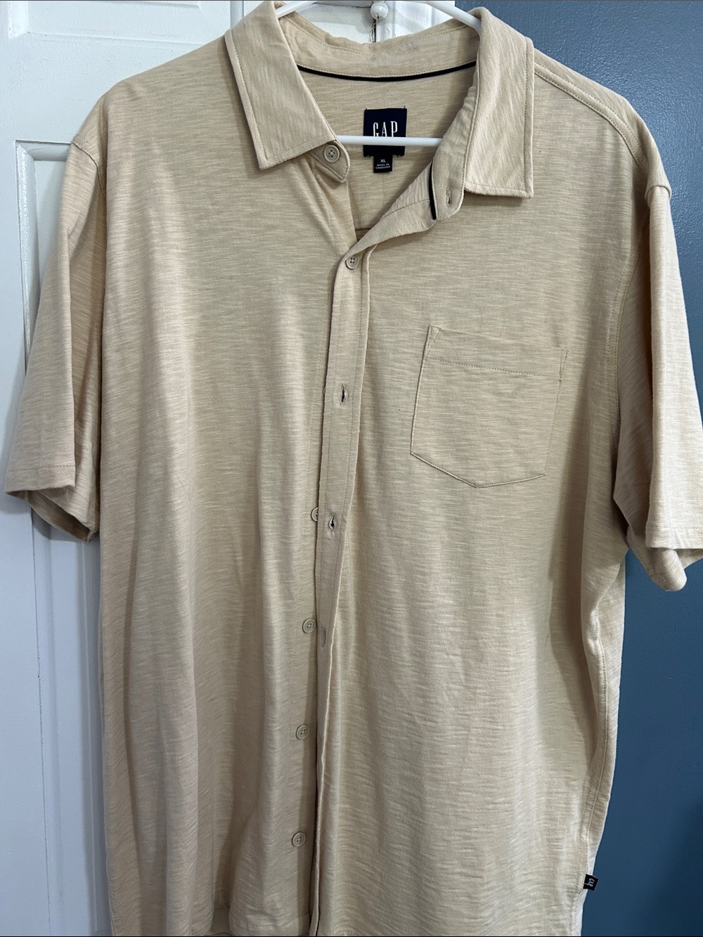 GAP Men’s Short-Sleeve Button-Down Shirt in Light Beige